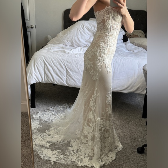 Wedding Dress-Never Worn - Picture 5 of 15